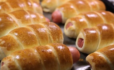 Ароматные пирожки с сосисками и хрустящей корочкой: простой и быстрый рецепт угощения на каждый день — слоеное тесто и необычная панировка