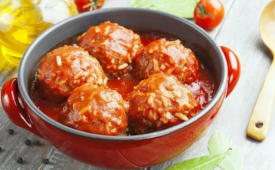 Тефтели с рисом и ароматной подливой в кастрюле: простой рецепт для вкусного домашнего ужина — как приготовить нежное блюдо с зажаркой