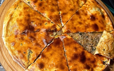 Попробуйте приготовить древнее грузинское блюдо — кубдари: сочные сванские лепешки с ароматным мясом — удобный пирог для путешествий и пикников