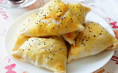 Самса с хрустящей основой и нежной начинкой: оригинальный рецепт со слоистым тестом и картофелем — вдохновитесь восточной кухней