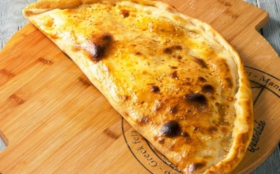 Закрытая пицца кальцоне для семейного ужина: классический итальянский рецепт с грибами и ветчиной — готовим дома легко и быстро