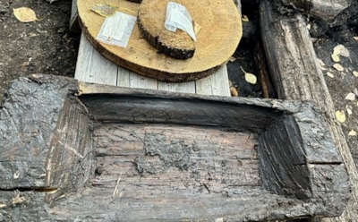 Уникальная находка археологов: древнее деревянное корыто XI века из Великого Новгорода — артефакт уцелел благодаря особым условиям хранения