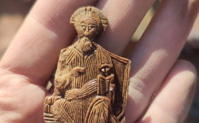 Уникальная икона XVI века обнаружена в Пскове: тончайшая резьба по рогу делает найденный объект похожим на японские нэцкэ — археологи находят шедевры прошлого