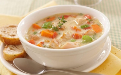 Сытный молочно-овощной суп из прошлого: как приготовить блюдо, которое любили в детских садах — простой рецепт для домашней кухни