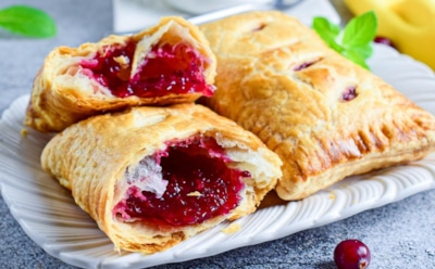 Слойки с джемом: пошаговый рецепт для получения превосходного десерта на завтрак или ужин — простое, быстрое и вкусное дополнение к чаю