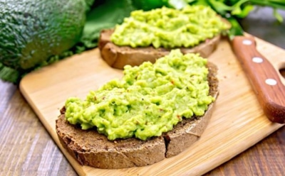 Нежная намазка для вкусных тостов: рецепт пасты из авокадо — добавьте сыр и вяленые помидоры