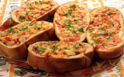 Совсем как большая: мини-пицца из батона за 10 минут — вкусный перекус с сыром и колбасками