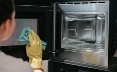 Чистка микроволновой печи: пар, моющее средство и полезные советы — чистота без усилий