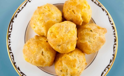 Быстрая выпечка на каждый день: сырные слойки из заварного теста — вкусно и удобно