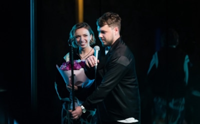 Катя Котофеева стремительно вышла замуж: новая звезда «Женского стендапа» получила предложение на сцене