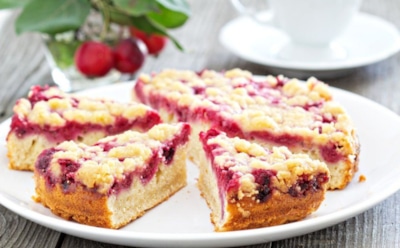 Малина в пироге — секрет нежного десерта: песочная основа и сладкая ягода — полезно и вкусно