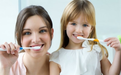 Зубная щетка подождет: как привычки в уходе за зубами могут навредить — советы стоматолога