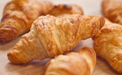 Австрийский гость, покоривший Париж: необычная история круассана — сладкий символ Франции