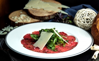 Карпаччо из свежей телятины: классический рецепт с итальянским акцентом — тонкие слайсы, масло и пармезан