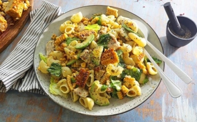 Курица и кукуруза, паста, песто — вот так блюдо: сытный салат со свежим соусом — полезное угощение
