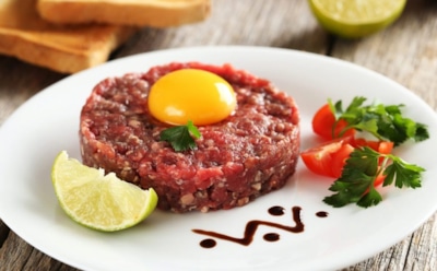 Классический рецепт из Франции: традиционный тартар из говядины — свежесть мяса и изысканные акценты