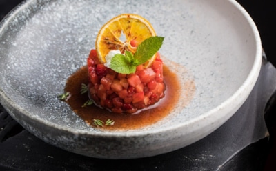 Десерт с нежностью и свежестью: микс арбуза и клубники — восхитительный фруктовый тартар