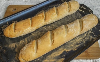 Без лишних сложностей: простой рецепт французского багета — хрустящая корочка и нежный мякиш