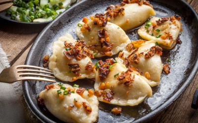 Таких вареников вы еще не пробовали: сытное блюдо с картошкой и беконом — простой рецепт с нежной начинкой