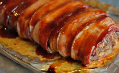 Мясной рулет, который поражает: сочное блюдо с грибами и сыром — бекон, шампиньоны и нежная начинка