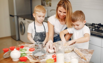 Готовьте вместе с детьми: как кулинария развивает моторику и когнитивные навыки — советы от педиатров