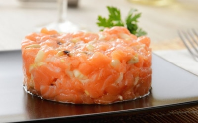 Нежный вкус, свежие овощи и правильная нарезка: тартар из лосося — рецепт французской закуски