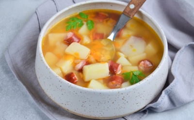 Охотничьи колбаски для наваристости: гороховый суп с насыщенным вкусом — просто и доступно