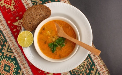 Мало калорий — много вкуса: легкий и сытный суп харчо из курицы — сочное мясо, зелень и орехи