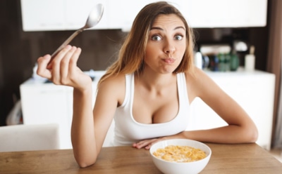 Маленькая ложка не поможет: неожиданные факторы переедания — проверенные советы врачей