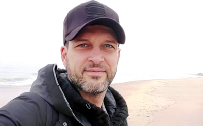 Актер Евгений Воловенко рассказал, как напился и решил выйти из летящего самолета