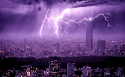 Грозы и ионизирующее излучение: новое открытие ученых — как молнии ускоряют частицы вблизи земли