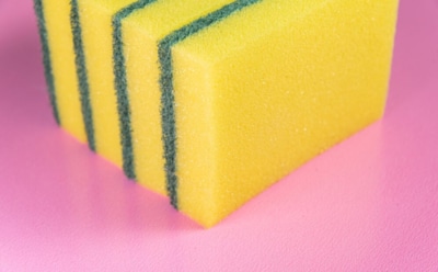 Эксперименты над поролоновой губкой: лайфхаки по неожиданному применению — от дезодорирования до детского творчества