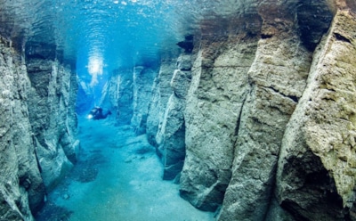 Ученые раскрывают геологическую тайну: древние тектонические пласты под водами океана — новые факты об океанских хребтах