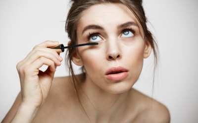 Влияние водостойкой туши на здоровье глаз: как макияж может сказаться на работе желез — что нужно знать