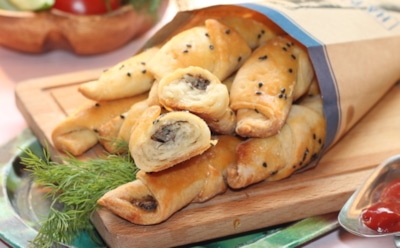 Такая выпечка точно удивит гостей: вкусные рогалики с необычным наполнением — сыр и шпроты в качестве начинки