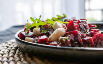 Запеченная свекла с яблоками и сельдереем: яркий салат с ореховыми нотками — вкусный и простой рецепт