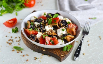 Испытайте творожно-баклажанное удовольствие: салат с ярким вкусом и хрустящей корочкой — новое в осеннем меню