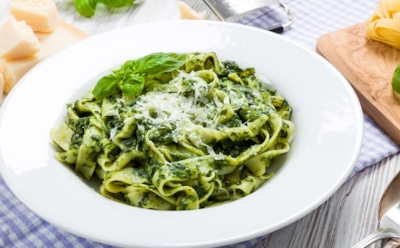 Шпинатный вариант: паста и польза в одной тарелке — легкое сливочное блюдо с зеленью