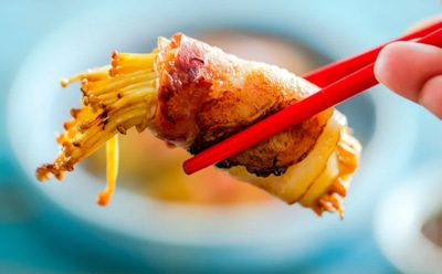 Грибочки по-азиатски: аппетитные рулетики из грибов эноки и бекона — вкусно и быстро