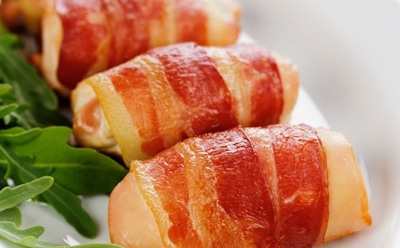 Конвертики с секретиком: оригинальный рецепт куриного филе в беконе — томатный сюрприз внутри