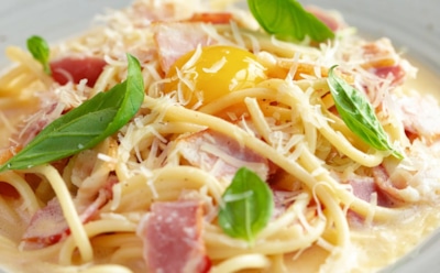 Истинная классика итальянской кухни: нежная паста карбонара со сливками и ветчиной — романтический ужин за полчаса