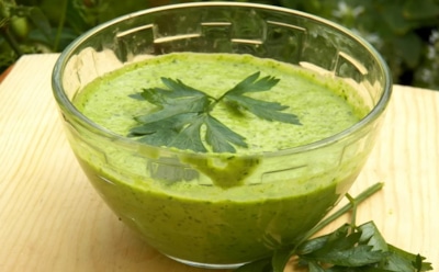 Освежающий яблочный соус: пикантная заправка для блюд — полезный рецепт с зеленью