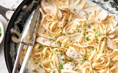 Паста в сливочном соусе: нежный вкус ветчины и сыра — рецепт для уютного ужина