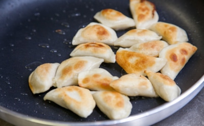 Вареник, который сумеет удивить: оригинальный рецепт с арахисовой начинкой — вкусное лакомство с хрустящей корочкой