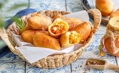 Вкусным пирожкам вся семья радуется: нежная начинка из яйца и моркови — просто и по-осеннему