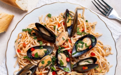 Сливочная нежность и аромат Средиземноморья: паста с мидиями и соусом песто — рецепт для гурманов