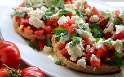 Привет с далекого Крита: греческий салат «Дакос» — простой рецепт с насыщенным вкусом