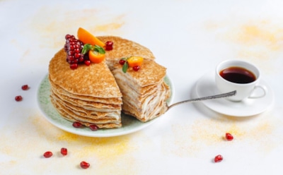 Устройте себе Масленицу в любое время года: блинный торт с вишнями и кремом — сочный десерт на каждый день