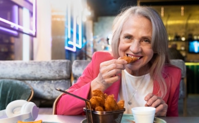 Признак надвигающейся деменции: на болезнь укажет то, как человек ест — новые данные от южнокорейских ученых