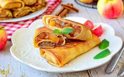 Золотистый завтрак октября: ароматные блины с яблоками — простой рецепт и полезные советы